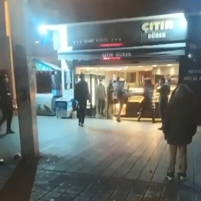 Korkunç saldırı! Trans bireyi tekme tokat dövdü