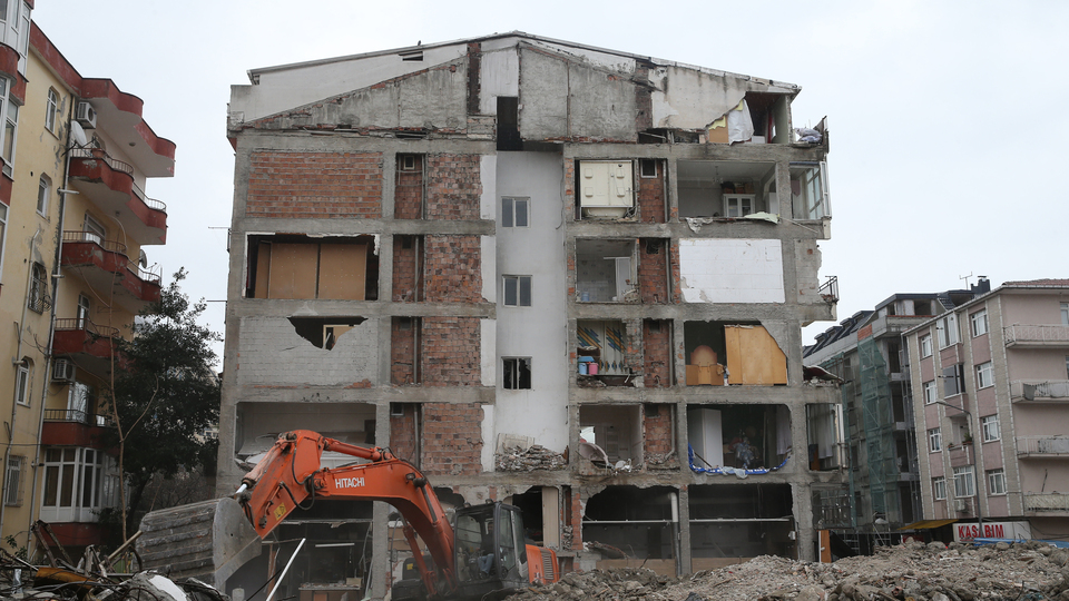 Şoke eden olay! Binanın yan duvarı ortada yok