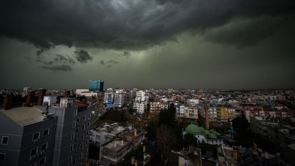 Gece karanlığına büründü, yollar kapandı!