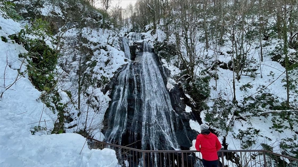 Şelale ve göller kar yağışıyla daha da güzel