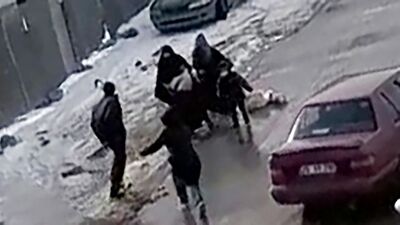 Eşiyle baldızını bıçakladı! O anlar kamerada!