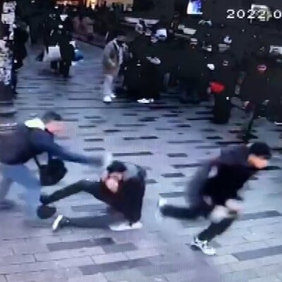 Dehşet anları! Turistin başında şişe kırdılar