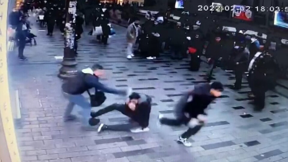 Dehşet anları! Turistin başında şişe kırdılar