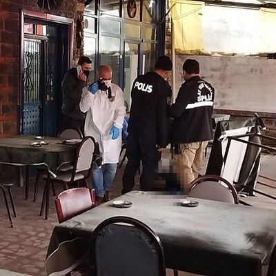 Kahvehaneye gitti! Masaya oturdu! Son çay!