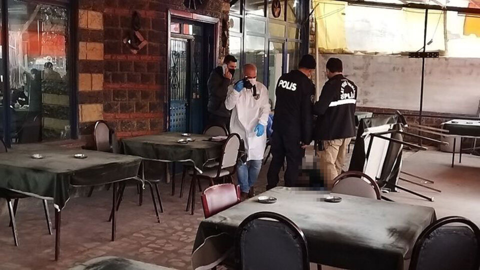 Kahvehaneye gitti! Masaya oturdu! Son çay!