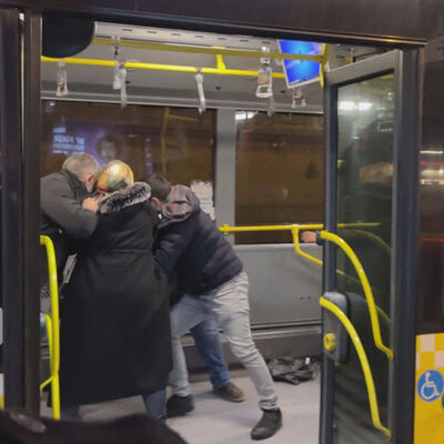 O anlar kamerada! Metrobüste bıçaklı dehşet!