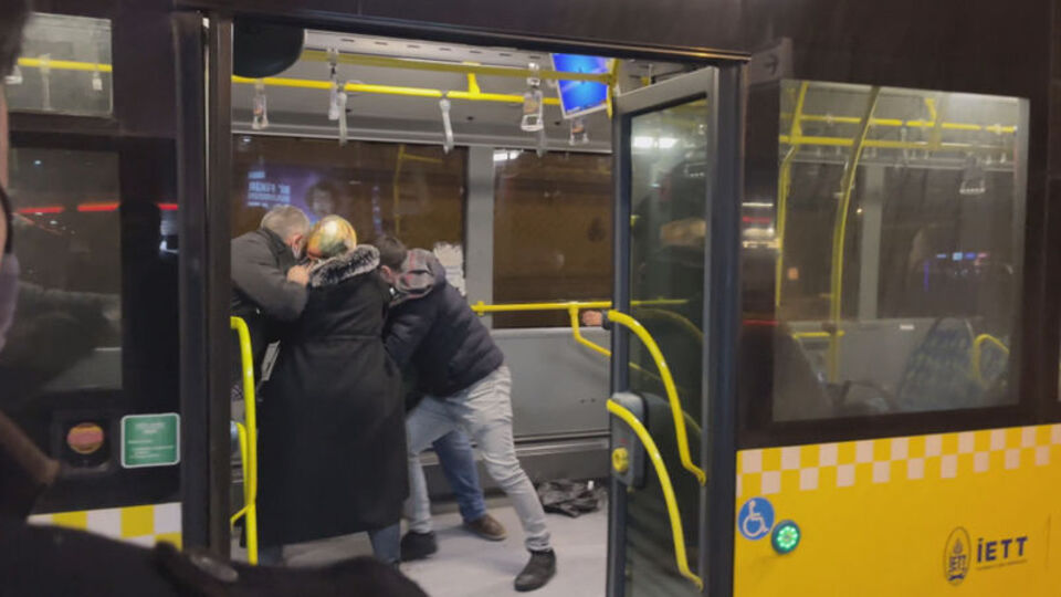 O anlar kamerada! Metrobüste bıçaklı dehşet!