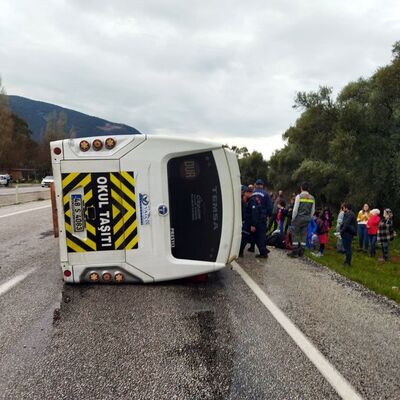 Öğrenci servisi kaza yaptı: 12 yaralı