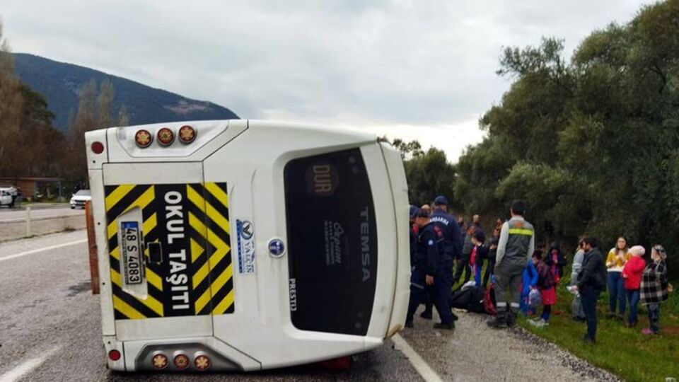Öğrenci servisi kaza yaptı: 12 yaralı