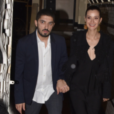 Aşıklar ilk kez el ele!