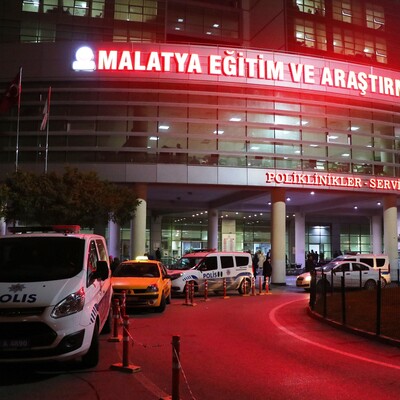 Dehşet! Doktoru boğazını sıkarak yumrukladı