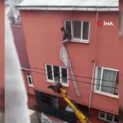 Herkes korkuyla izledi! Perde olmadı, kepçe yetişmedi...