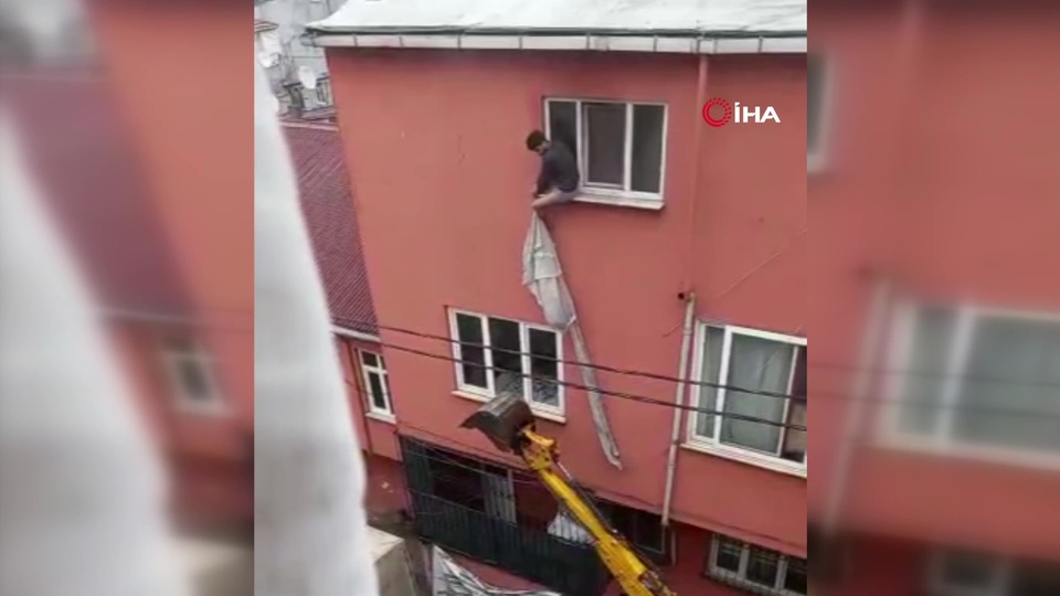 Herkes korkuyla izledi! Perde olmadı, kepçe yetişmedi...