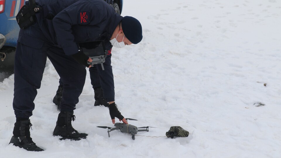 Çareler tükenmedi! Tipi yolu kapatınca ilaç drone ile ulaştırıldı