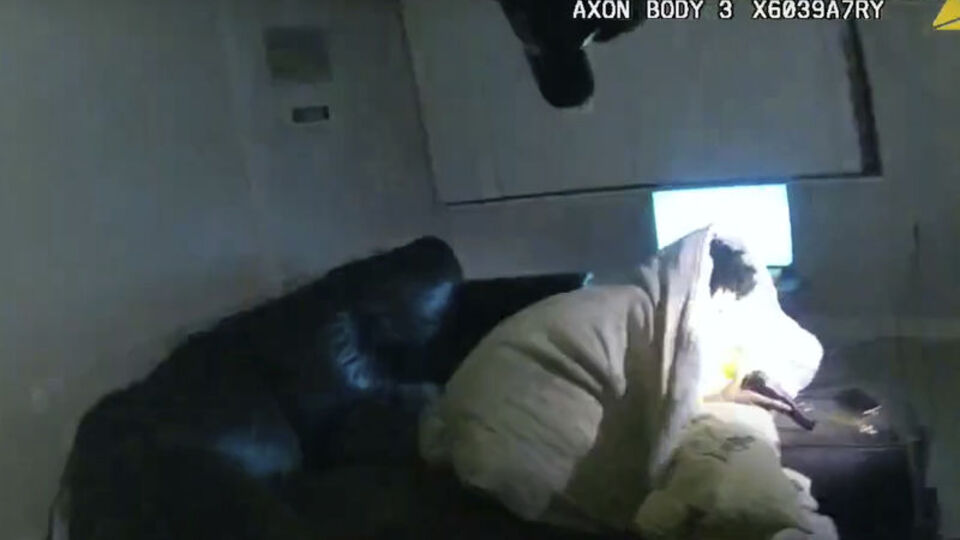 ABD'de polis ev baskınında siyahi genci öldürdü