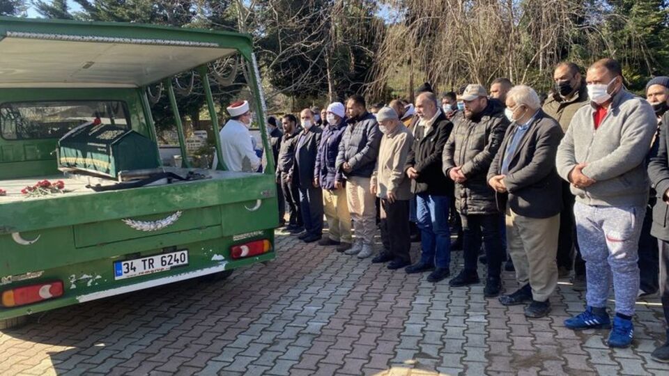 Hamile eşini, kızlarının gözü önünde öldürdü!