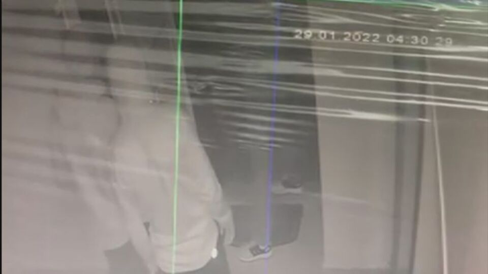 Çocuğu uyutup soydular!