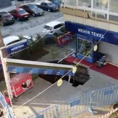 Kadıköy'de binanın önünde 5 metrelik çukur oluştu