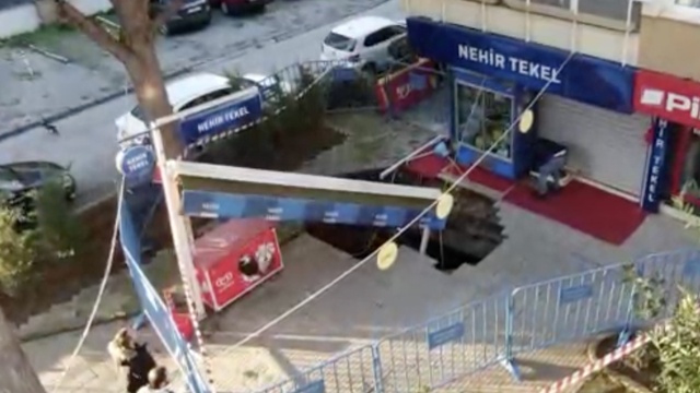 Kadıköy'de binanın önünde 5 metrelik çukur oluştu
