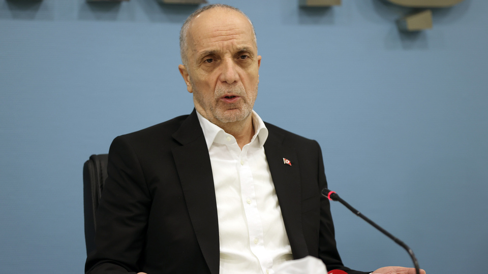 Türk-İş'ten motosikletli kuryelere destek