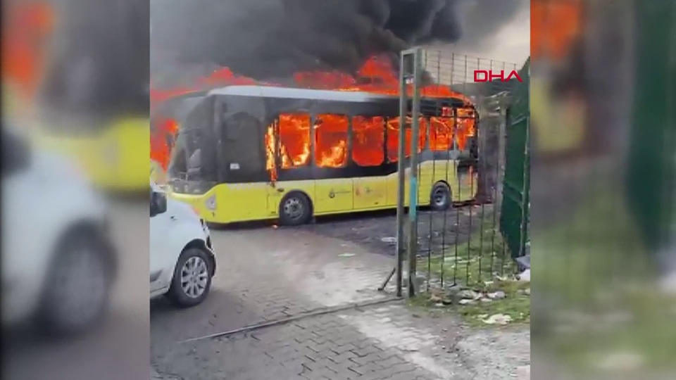 İETT otobüsü durakta beklerken alev topuna döndü!