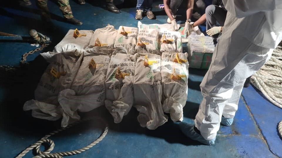 Gine'de Türk bayraklı teknede 528 kg kokain ele geçirildi