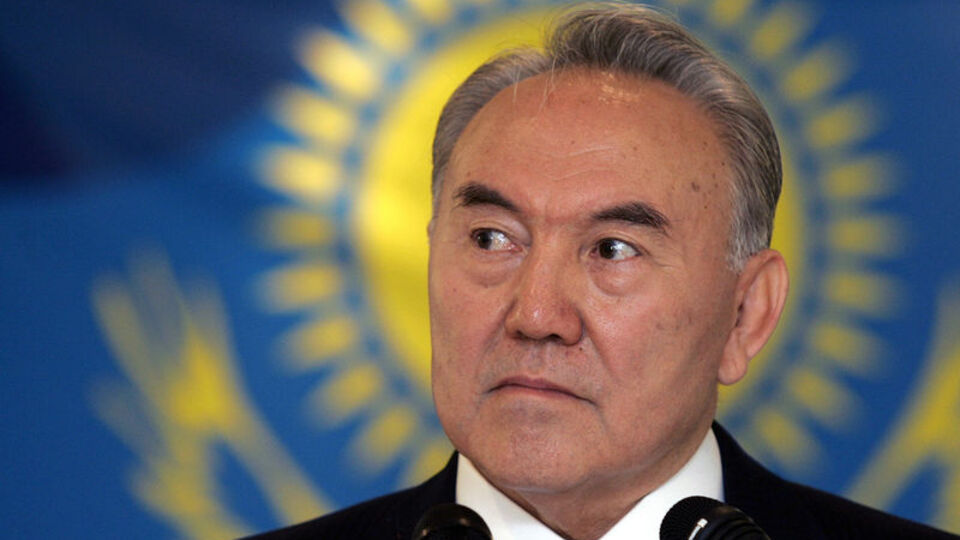 Nursultan Nazarbayev'in siyasi yetkileri kaldırıldı