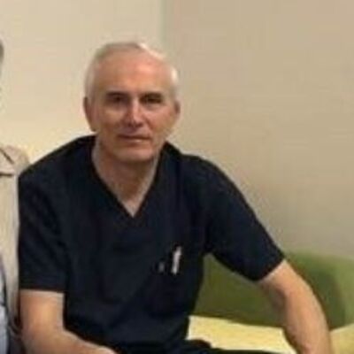 Doktor ameliyat sırasında beyin kanaması geçirdi