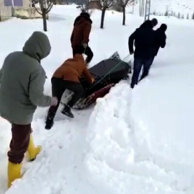 Çarpıcı görüntü! Tabutları kızakla çektiler