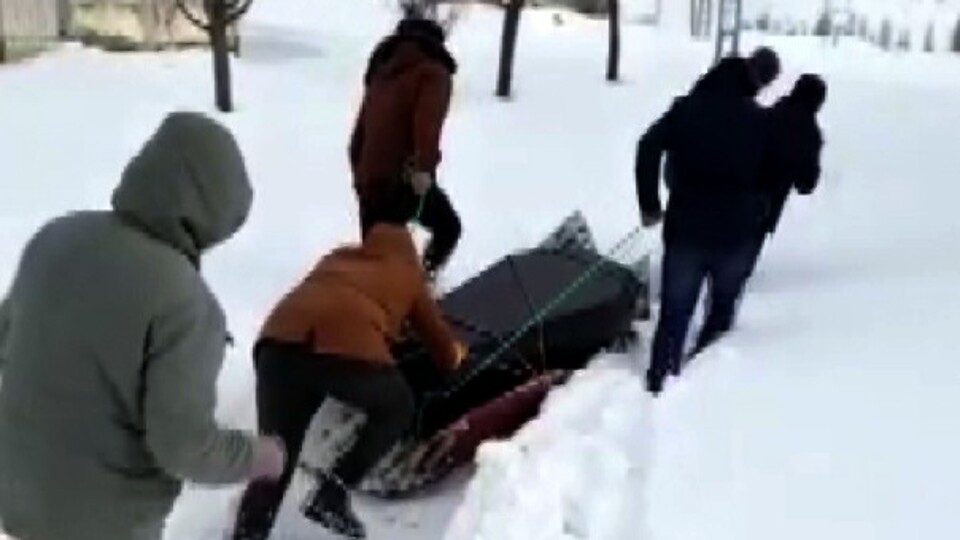 Çarpıcı görüntü! Tabutları kızakla çektiler