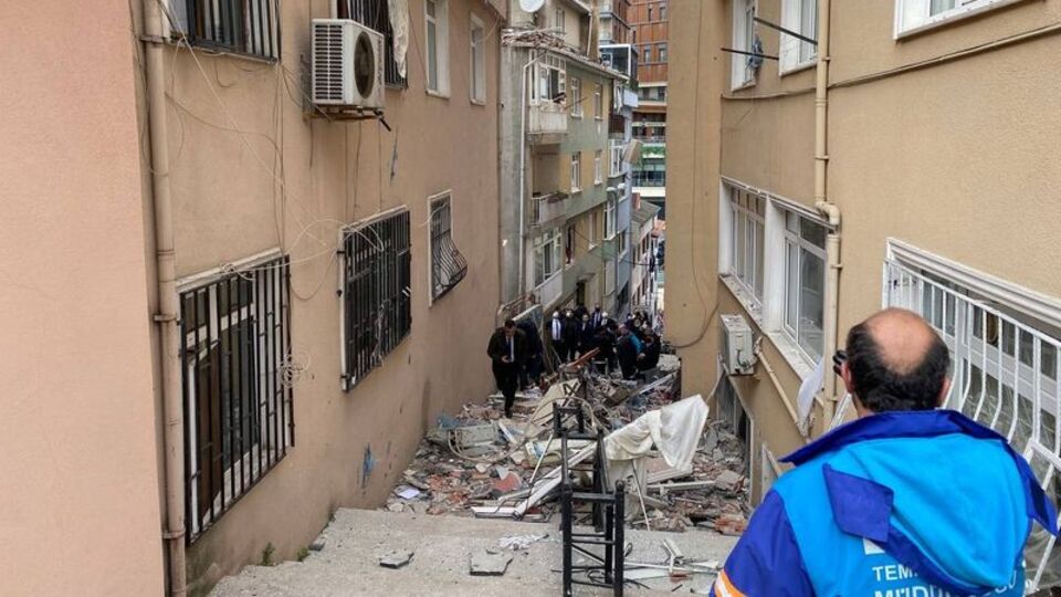 Üsküdar'da bir binada patlama! Yaralılar var