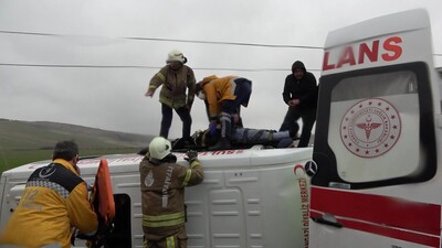 Hasta nakil aracı devrildi! Can pazarı yaşandı