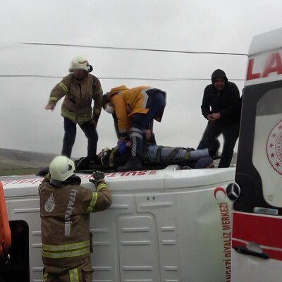 Hasta nakil aracı devrildi! Can pazarı yaşandı