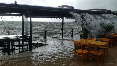 Köyceğiz Gölü taştı! Esnaf zor anlar yaşadı