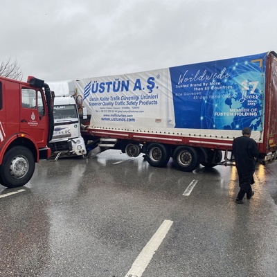 Büyükçekmece'de TIR kazası trafiği durdurdu!