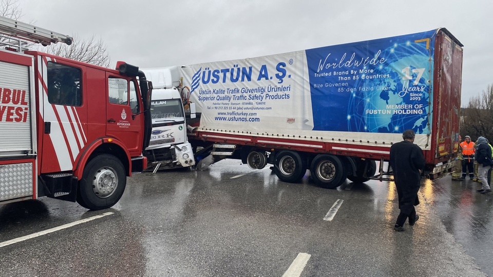 Büyükçekmece'de TIR kazası trafiği durdurdu!