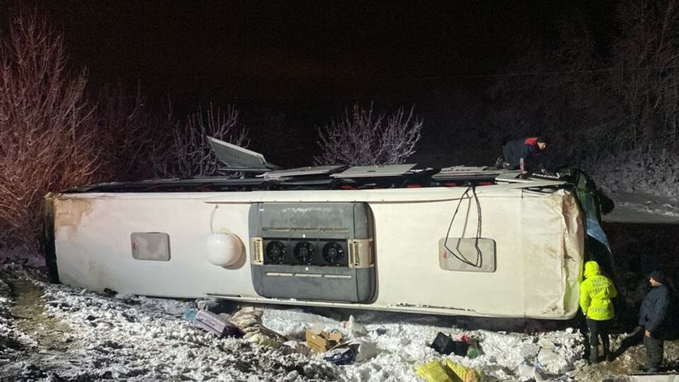 Yolcu otobüsü şarampole devrildi: 21 yaralı