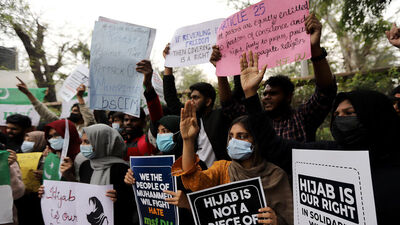 Hindistan'da başörtüsü yasağı: Eğitime ara verildi