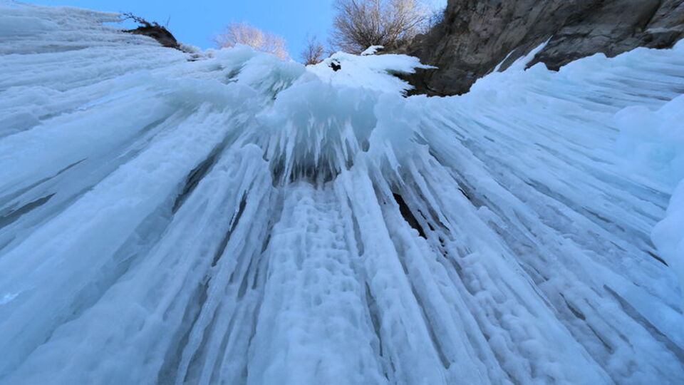 Buz tuttu... 35 metre yüksekliğinde!