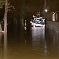 Beykoz'da dere taştı, mahsur kalanlar kurtarıldı