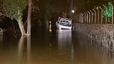 Beykoz'da dere taştı, mahsur kalanlar kurtarıldı