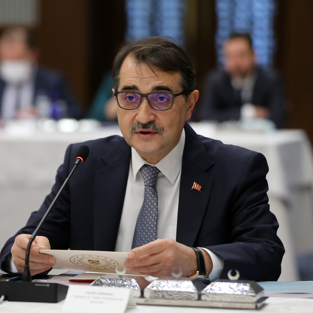 Bakan Dönmez'den elektrik zirvesi
