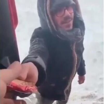 Köyün imamı yürekleri ısıttı