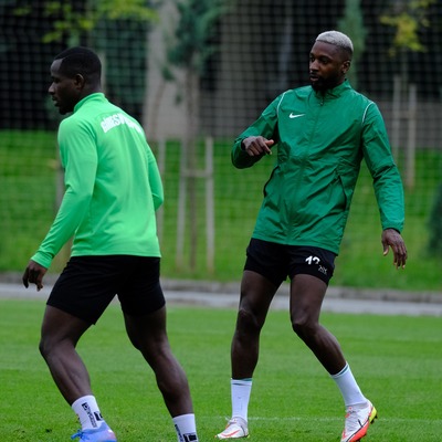 "Takım arkadaşına kafa attı!"