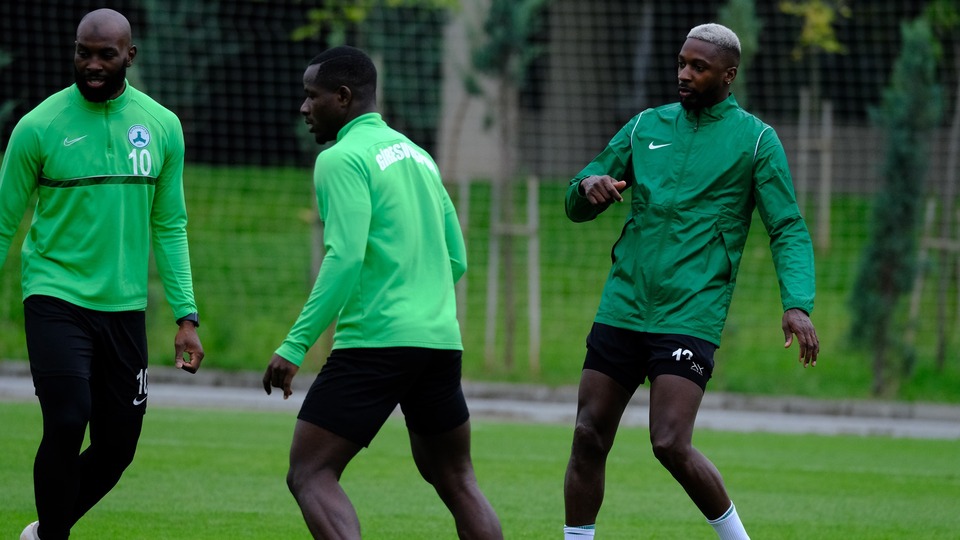 "Takım arkadaşına kafa attı!"