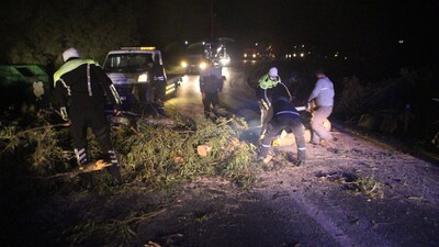 Bodrum'u fırtına vurdu! Yollar kapandı