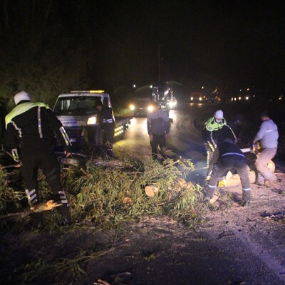Bodrum'u fırtına vurdu! Yollar kapandı