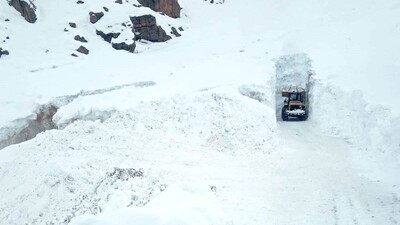 İki kez üst üste çığ düştü! Açılan yol tünele benzedi