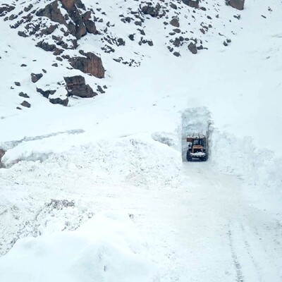 İki kez üst üste çığ düştü! Açılan yol tünele benzedi