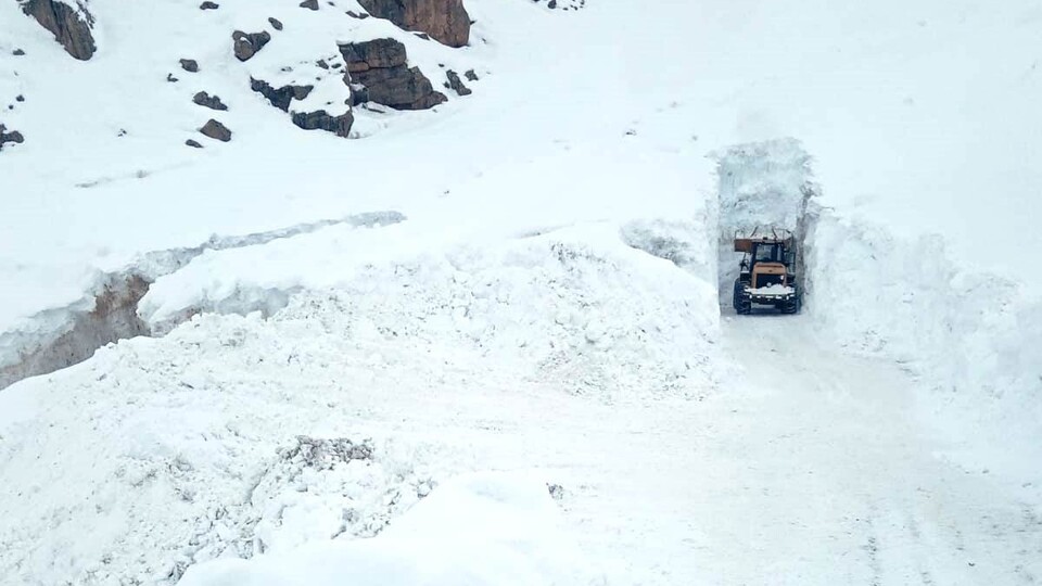 İki kez üst üste çığ düştü! Açılan yol tünele benzedi